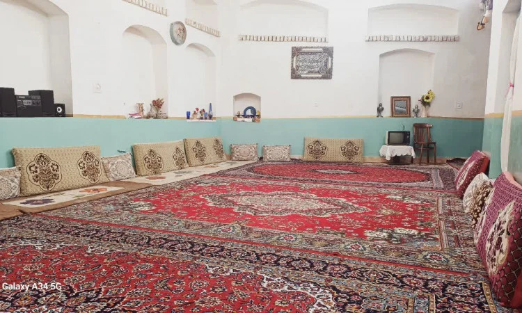 اقامتگاه گُلک بانو کاشمر (اتاق بزرگ کدخدا)