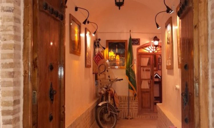 اقامتگاه تاریخی رصد ونجوم گناباد (درب سنگی اتاق کرسی و بادگیر)