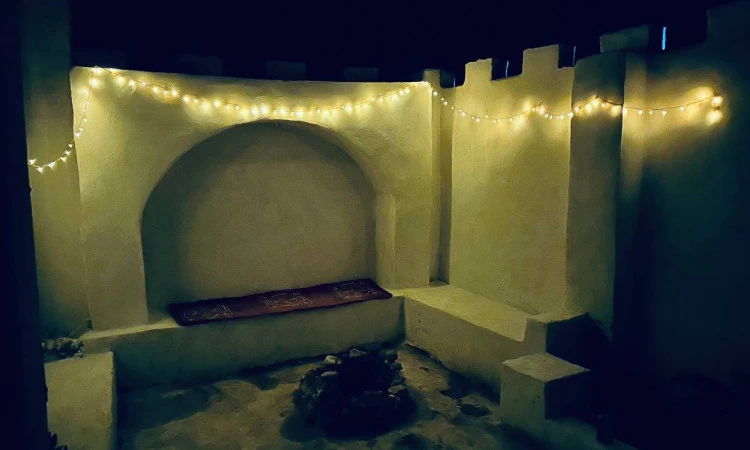بوم گردی قلعه افرینش هرمز ( اتاق زرد )