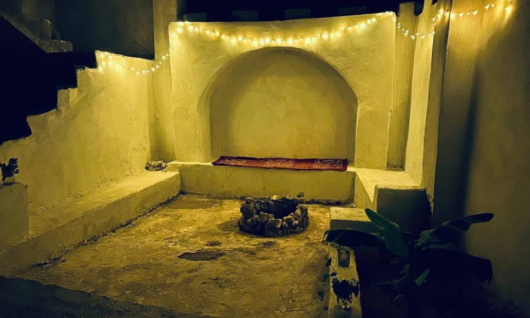بوم گردی قلعه افرینش هرمز ( اتاق زرد )
