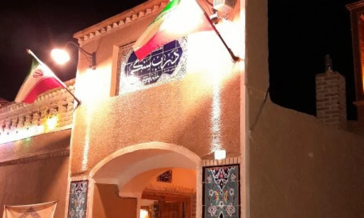 اقامتگاه تاریخی رصد ونجوم گناباد (درب سنگی اتاق کرسی و بادگیر)