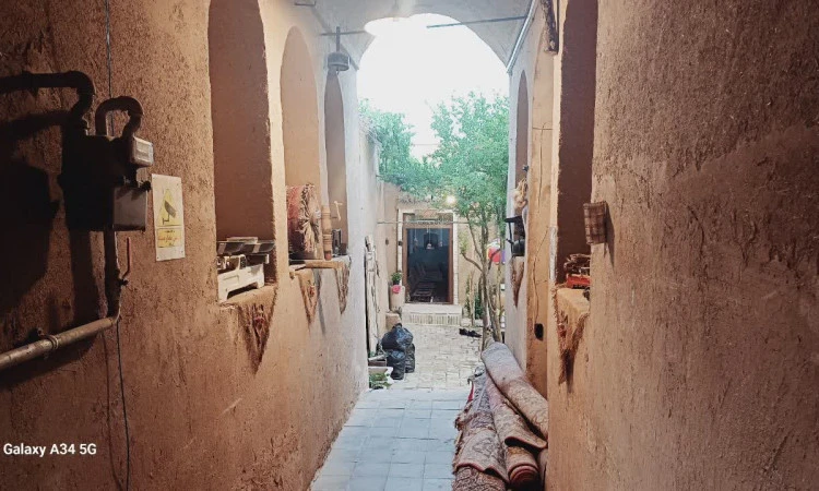 اقامتگاه گُلک بانو کاشمر (اتاق بزرگ کدخدا)